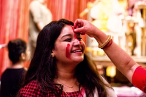 Married women mark each other with vermillion after offering the same to goddess Durga. This means the end of the 10-day festival and the devotees bid adieu to the goddess, who then returns to her abode in the Himalayas.