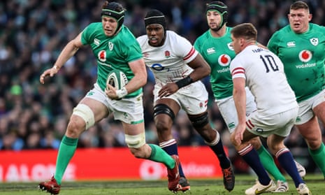 Ryan Baird gets away from Maro Itoje and Owen Farrell.