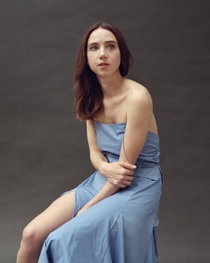 Zoe Kazan in a blue top and skirt
