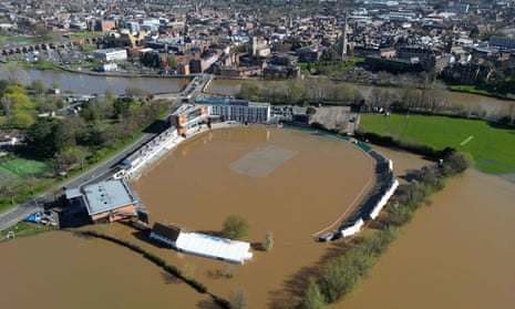 UK weather: rain disrupts Easter weekend events amid flood warnings