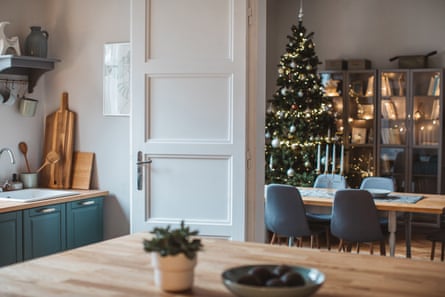 Pour maximiser l'ambiance festive, lors de la mise en place du sapin de Noël, choisissez un endroit en vue du salon ou de la table à manger.