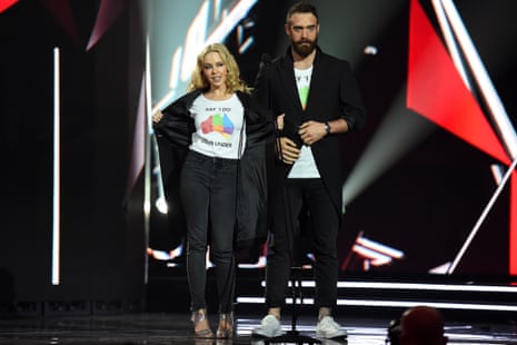 Kylie Minogue and Joshua Sasse show us their pro marriage equality T-shirts at the Aria awards.