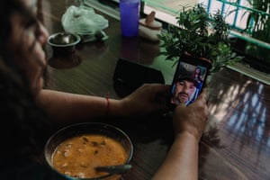 Esperanza Pacheco sharing the meal by video call with her husband. León, México. June 11,2020.