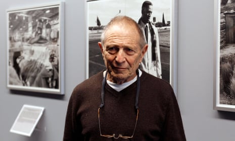 South African photographer David Goldblatt posing before an exhibition in 2011. 