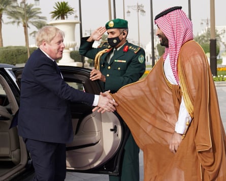 Boris Johnson shaking hands with Mohammed bin Salman.