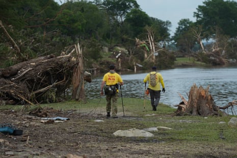 As equipes continuam operações de resgate e recuperação ao redor do rio Guadalupe.