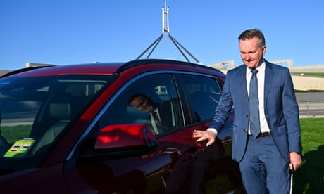 Australia’s energy minister Chris Bowen and transport minister Catherine King take a look at an electric car