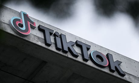 Un letrero de TikTok en un edificio
