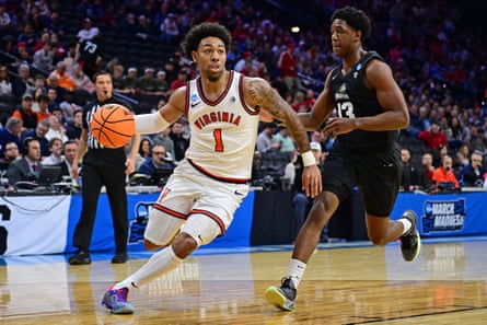 ماليك توماس من جامعة فرجينيا كافالييرز يندفع نحو السلة متجاوزًا سولومون كالاهاجن #فريق رايت ستيت خلال مباراة الجمعة.