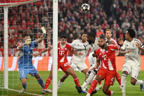 Aleksandar Pavlovic heads home for Bayern!