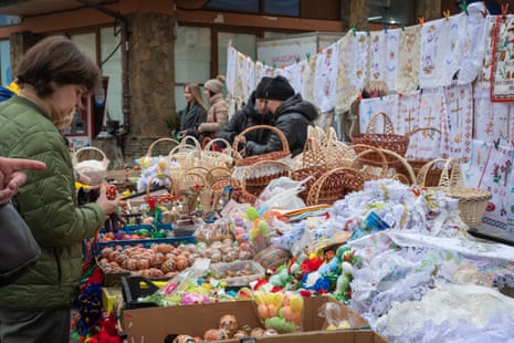 Люди приходят на пасхальную ярмарку, чтобы подготовиться к Вербному воскресенью и Пасхе во Львове, Украина.