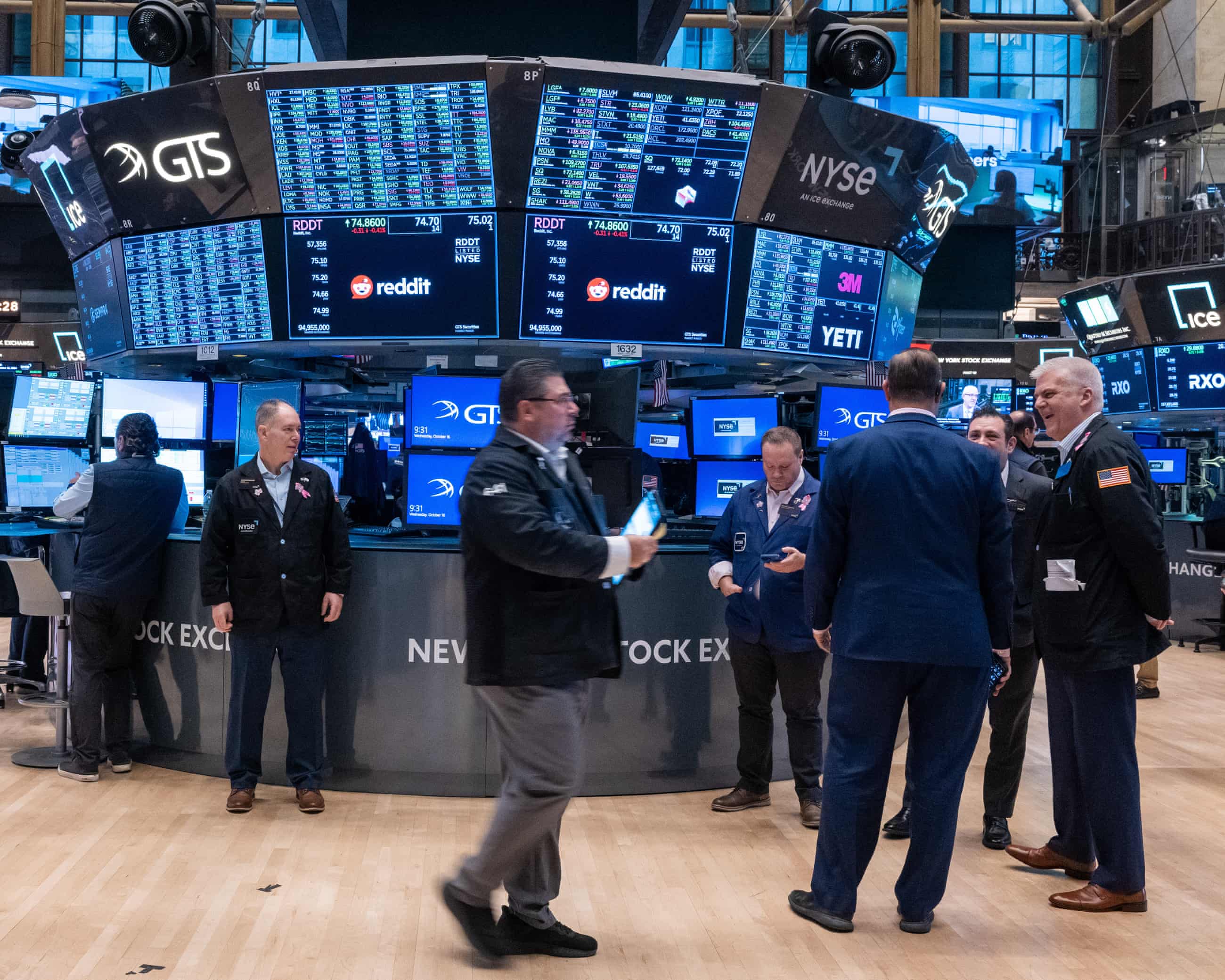 Global markets fall and gold hits record high amid jitters over US banks