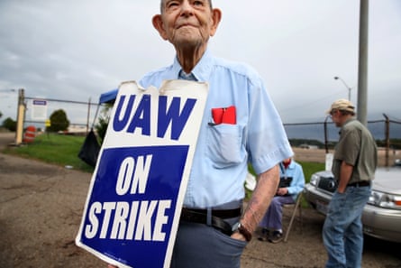 Retired lawyer and labor activist Staughton Lynd offers his support to United Auto Workers picketing outside the GM plant in Lordstown on 23 September 2019.