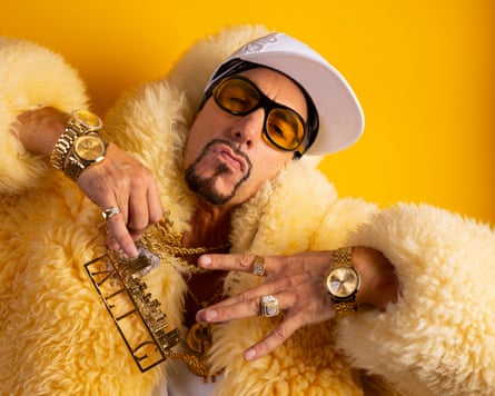Ali G throwing gang signs