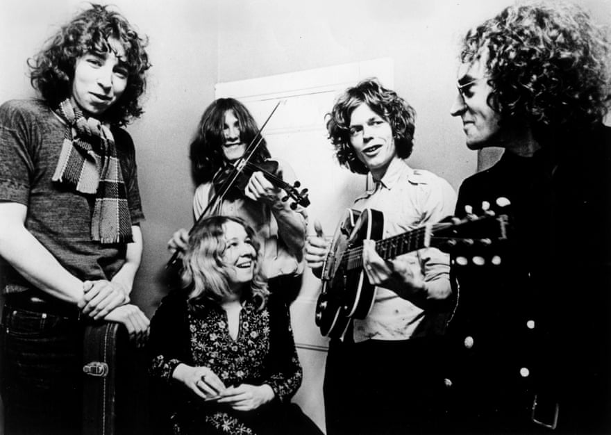With Fairport Convention – (l-r) Thompson, Sandy Denny (seated), Simon Nicol, Martin Lamble, Ashley Hutchings – in 1969.