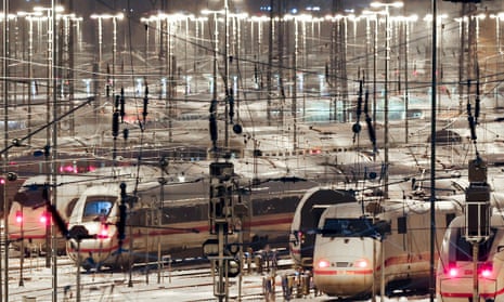 Deutsche Bahn'ın ICE trenleri Hamburg'daki DB Fernverkehr fabrikasındaki raylara park edilmiş durumda.