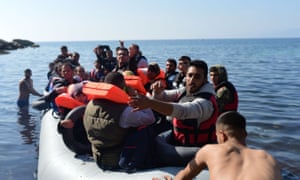 المهاجرين السوريين يجلس في زورق لأنها محاولة لعبور بحر إيجه إلى جزيرة يونانية ليسبوس من الساحل Ayvacik في كاناكالي.