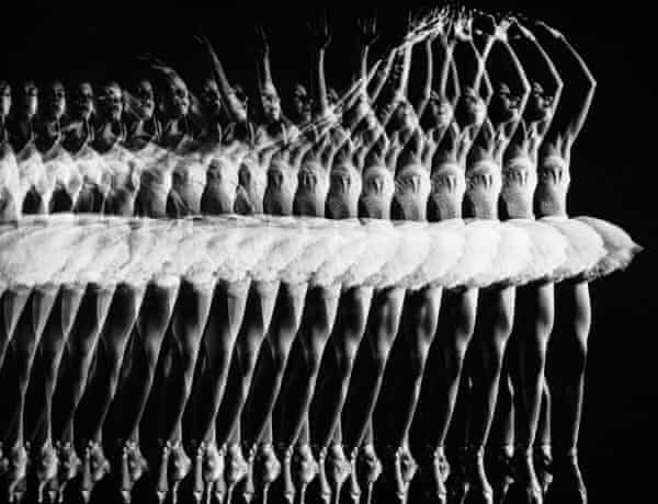 Exposition multiple stroboscopique Alicia Alonso exécutant un pas de bourrée en dansant avec l'American Ballet Theatre, 1944.
