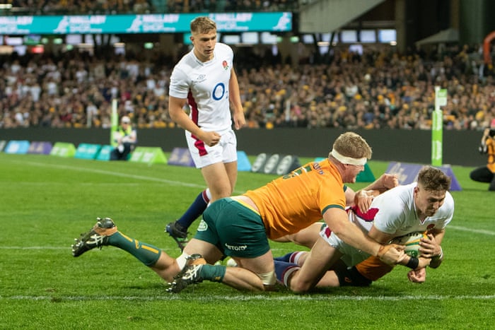 Freddie Steward goes in to score.