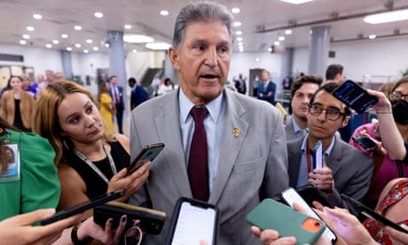 Senate convenes for votes<br>epa10197783 Democratic Senator from West Virginia Joe Manchin (C) speaks to members of the news media at the Senate subway during a Senate vote on Capitol Hill in Washington, DC, USA, 21 September 2022. Congress faces a deadline at the end of September to pass funding or face a partial federal government shutdown. EPA/MICHAEL REYNOLDS