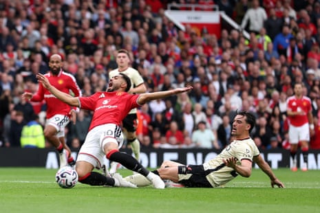 Matheus Cunha of Manchester United is challenged by Jacob Greaves of Ipswich Town which results in Referee Craig Pawson awarding a penalty.
