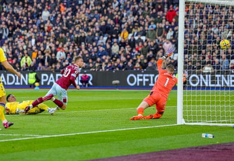 Bowen strikes again! He beat Pickford to double his lead.