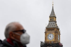 Un hombre camina cerca de Elizabeth Tower en las Casas del Parlamento, en Londres.