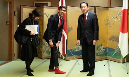 Rishi Sunak memamerkan kaus kakinya ke Fumio Kishida Jepang