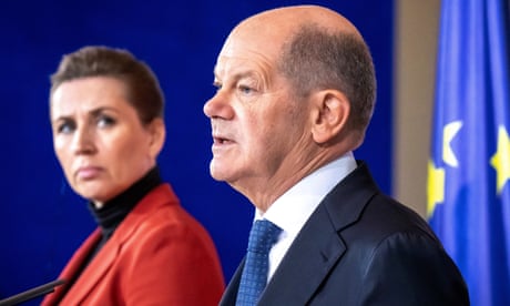 Mette Frederiksen regarde Olaf Scholz parler lors d’une conférence de presse conjointe