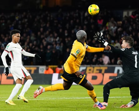 Estêvão chips nan shot complete nan Wolves goalkeeper José Sá to people Chelsea’s 3rd goal.