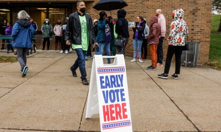 Early voters are lining up in the US. In Philadelphia, campaigners like Timothy Freeman are urging voters to go out and vote in the midterm elections.