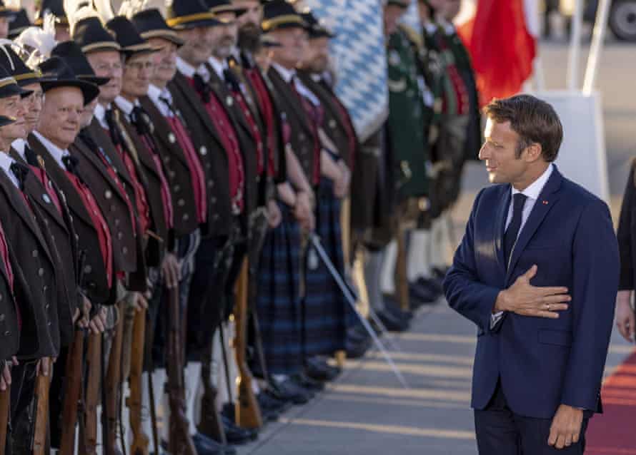 Emmanuel Macron überquert den bayerischen Scharfschützenberg und kommt in Deutschland zum G7-Gipfel an.