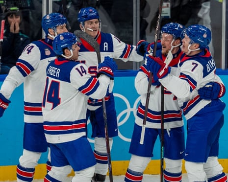 Бреді Ткачук виступає на прес-конференції з напруженим виразом обличчя