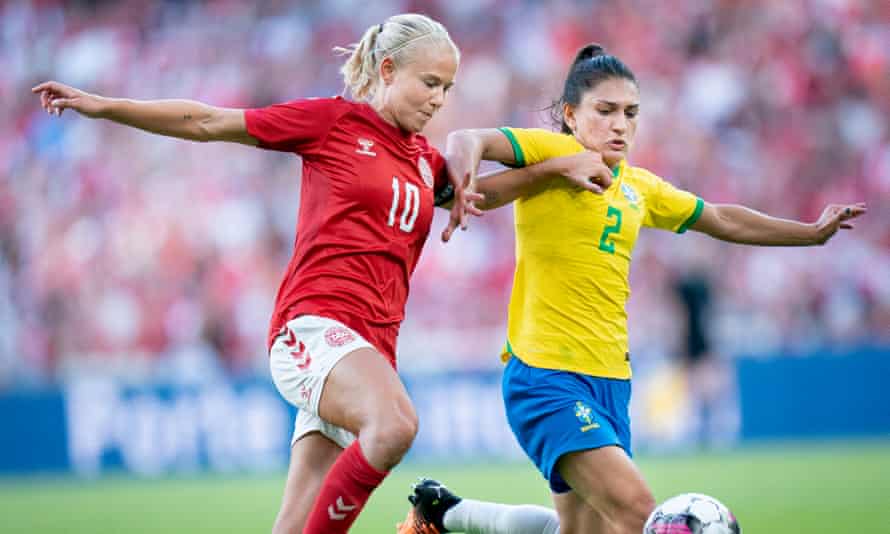 Pernille Harder (kiri) dari Denmark beraksi melawan Leticia Oliveira dari Brasil selama pertandingan sepak bola Persahabatan Internasional putri.