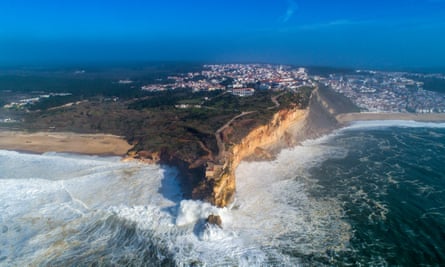 Sailing-Stream.fr ⚓ Surfer sur le géant: surf de grosses vagues à Nazaré ⚓ «Bien au-delà de toutes les autres vagues»: le phare de Nazaré à Praia do Norte fait office de tribune pour les spectateurs.