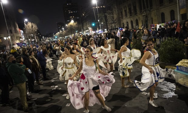 I ballerini si esibiscono come parte del completamento della campagna dei sostenitori della nuova costituzione a Santiago il 1 settembre 2022.
