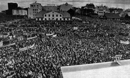 25000 امرأة يتجمعن في وسط ريكيافيك، 1975 – نظرة عامة بالأبيض والأسود لحشد كبير في ساحة المدينة