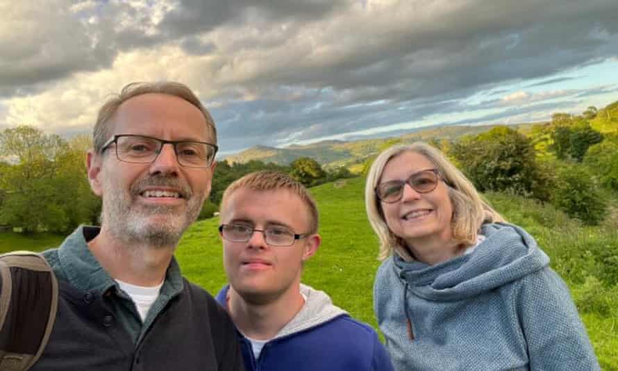 El librero Ian Torrens con su familia