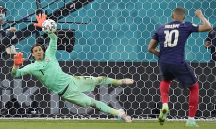 Швейцарският вратар Ян Зомер спасява дузпа от французина Килиан Мбапе по време на осминафиналния мач на Евро 2020.