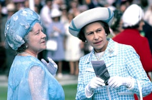 1975: the Queen confers with the Queen Mother at Ascot racecourse during the King George VI Gold Cup
