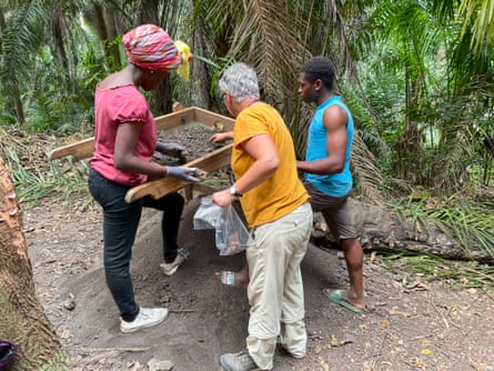 M Dores Cruz, center, and her team carry out an archaeological dig