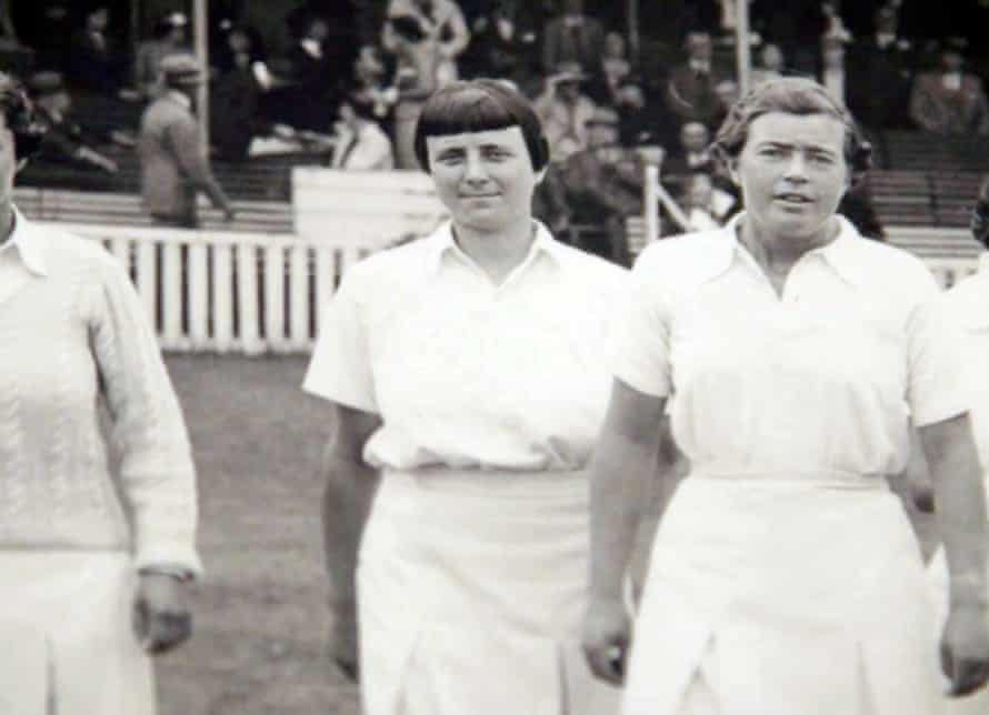 Eileen Ash, centre, in the 1930s.