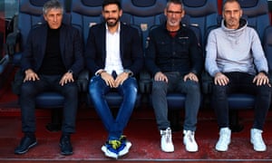 Quique Setién (left) sits in the Barcelona dugout with assistant coac Éder Sarabia, goalkeeper coach Jon Pascua and physical trainer Fran Soto.