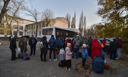 Personas evacuadas de los autobuses de la región de Kherson a un centro de alojamiento temporal en Dzhankoi, Crimea, el 14 de noviembre de 2022.