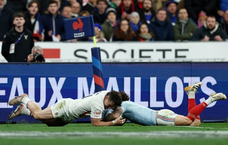 Murley and Jalibert battle for the ball.