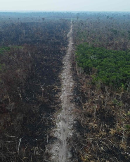 Cette photo d'archive, prise le 22 septembre 2022, montre une vue aérienne d'une zone déboisée et brûlée au bord de l'autoroute BR-230 (Transamazonica) à Manicuri, dans l'État d'Amazonas, au Brésil.
