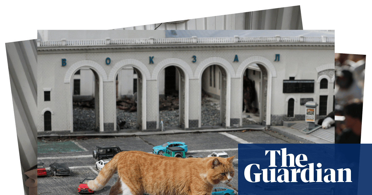 A giant cat and a Back to the Future reunion: photos of the day