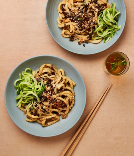 Mi udon sarapan Yotam Ottolenghi dengan jamur dan kedelai.
