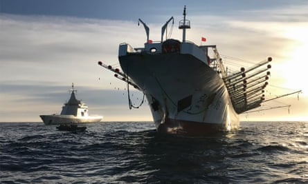 अर्जेंटीना के विशेष आर्थिक क्षेत्र में अवैध रूप से संचालन करते हुए पकड़े जाने के बाद एक चीनी-ध्वज वाले मछली पकड़ने के जहाज को बचाते हुए एक गश्ती जहाज।