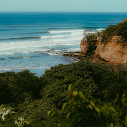 Waves coming into a bay, seen from the clifftop above